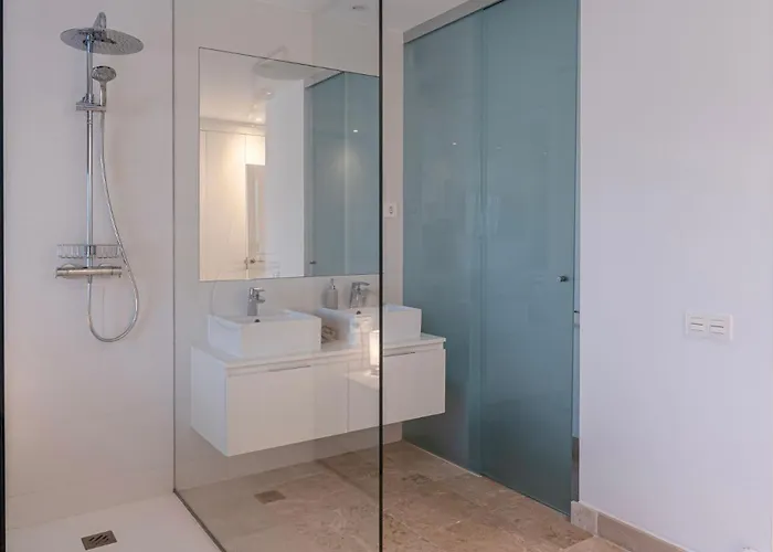 Serene Hideaway, Luxurious 2-bedroom Penthouse In The Exclusive Paraiso Pueblo 아파트 에스테포나