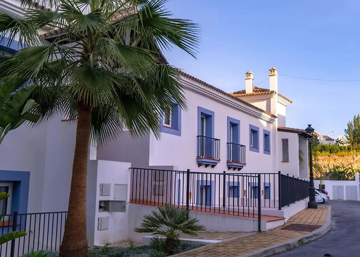 Serene Hideaway, Luxurious 2-bedroom Penthouse In The Exclusive Paraiso Pueblo Estepona